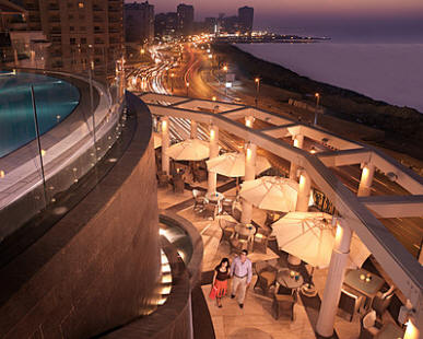 Four Seasons Hotel Alexandria > Bleu Bar > Die angenehm frische Meeresbrise und ein Wasserfall verleihen der in der Saison geffneten Freiluft-Lounge ihr reizendes, sommerliches Flair.